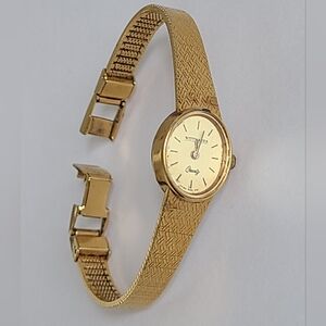 Vintage Wittnauer Quartz Gold Thin Band Oval Bezel Face Ladies Luxury Watch